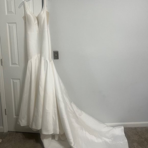 Clean, Trendy, Beautiful Trumpet Wedding Dress, Milkado, Ivory, Size 8 - Picture 5 of 6